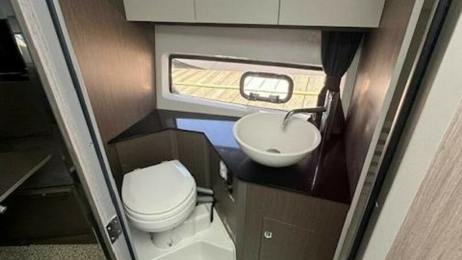 2022 Beneteau 32 Gran Turismo "FORTUNA" - Compact Yacht Bathroom with Window