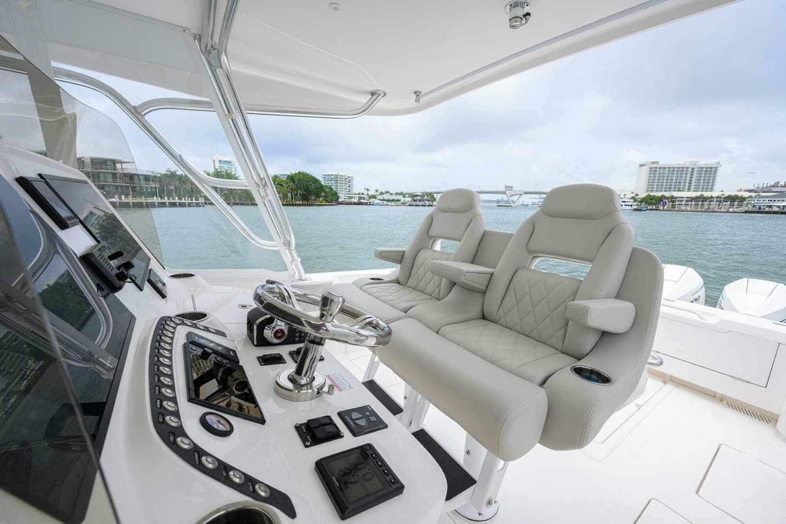Intrepid 41 - Helm Seating