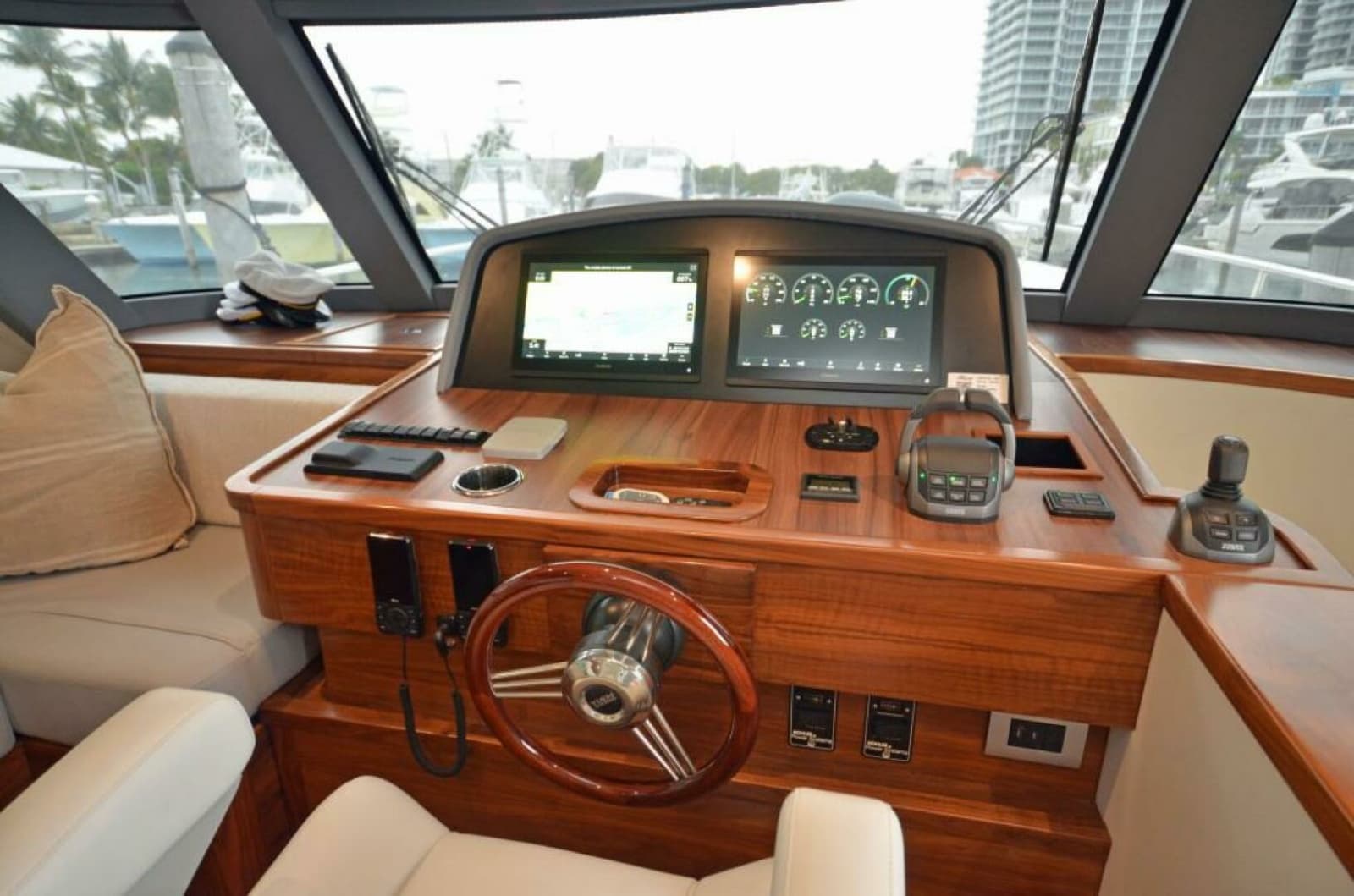 Outer Reef 62 SOUTH  PAWS - Helm