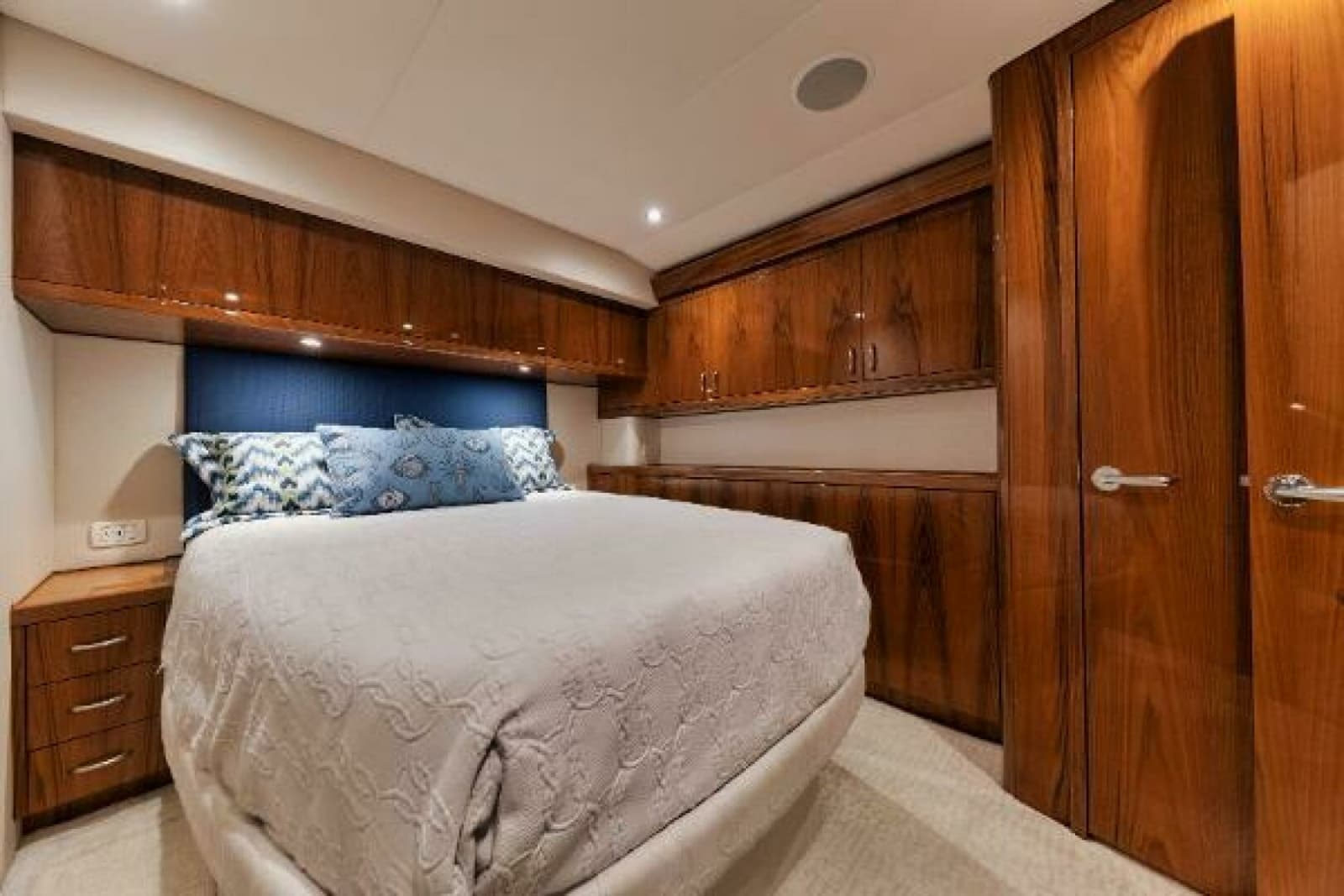 54' Hatteras GT54 - VIP Stateroom