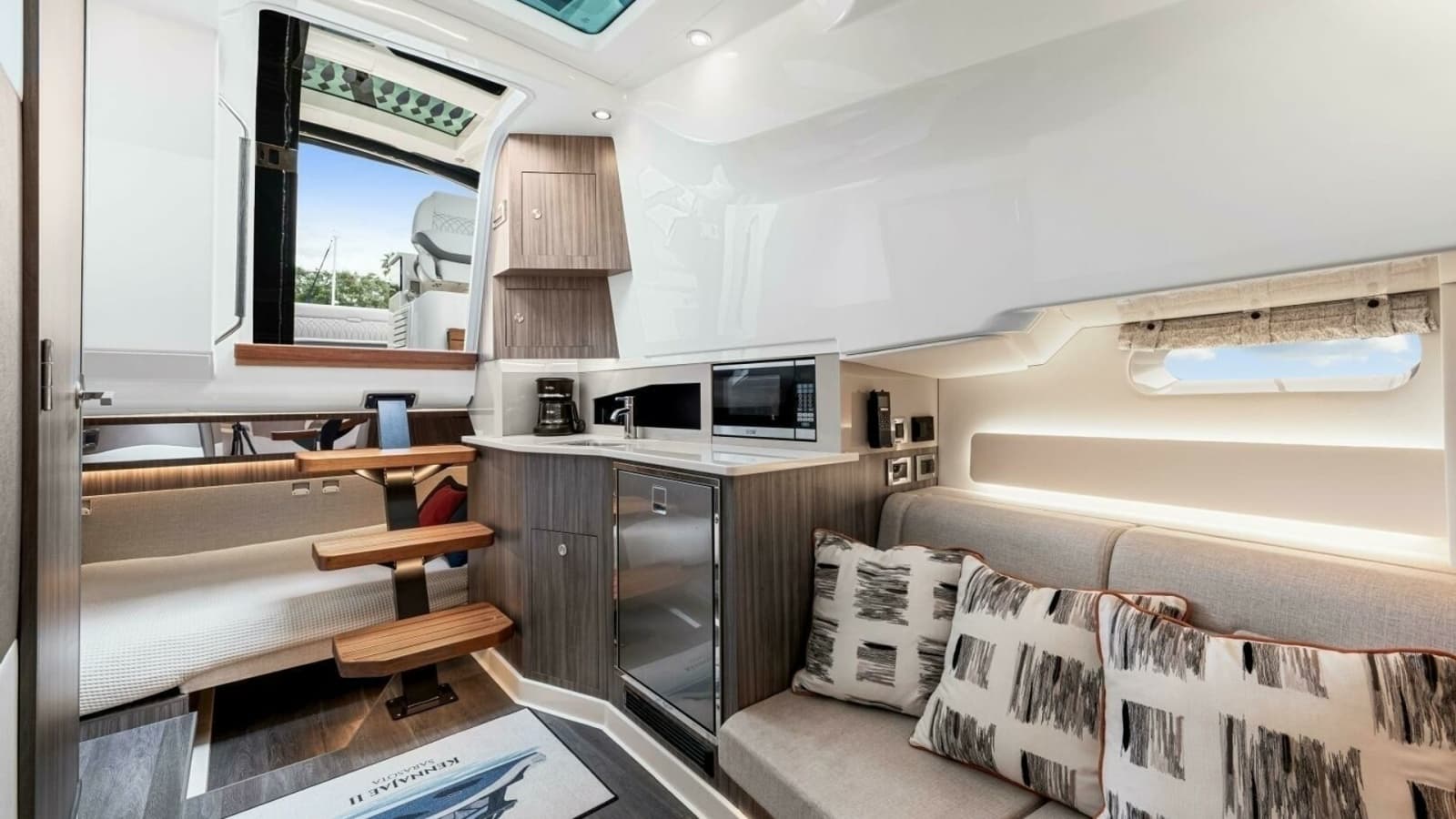 2022 Sea Ray 370 OB