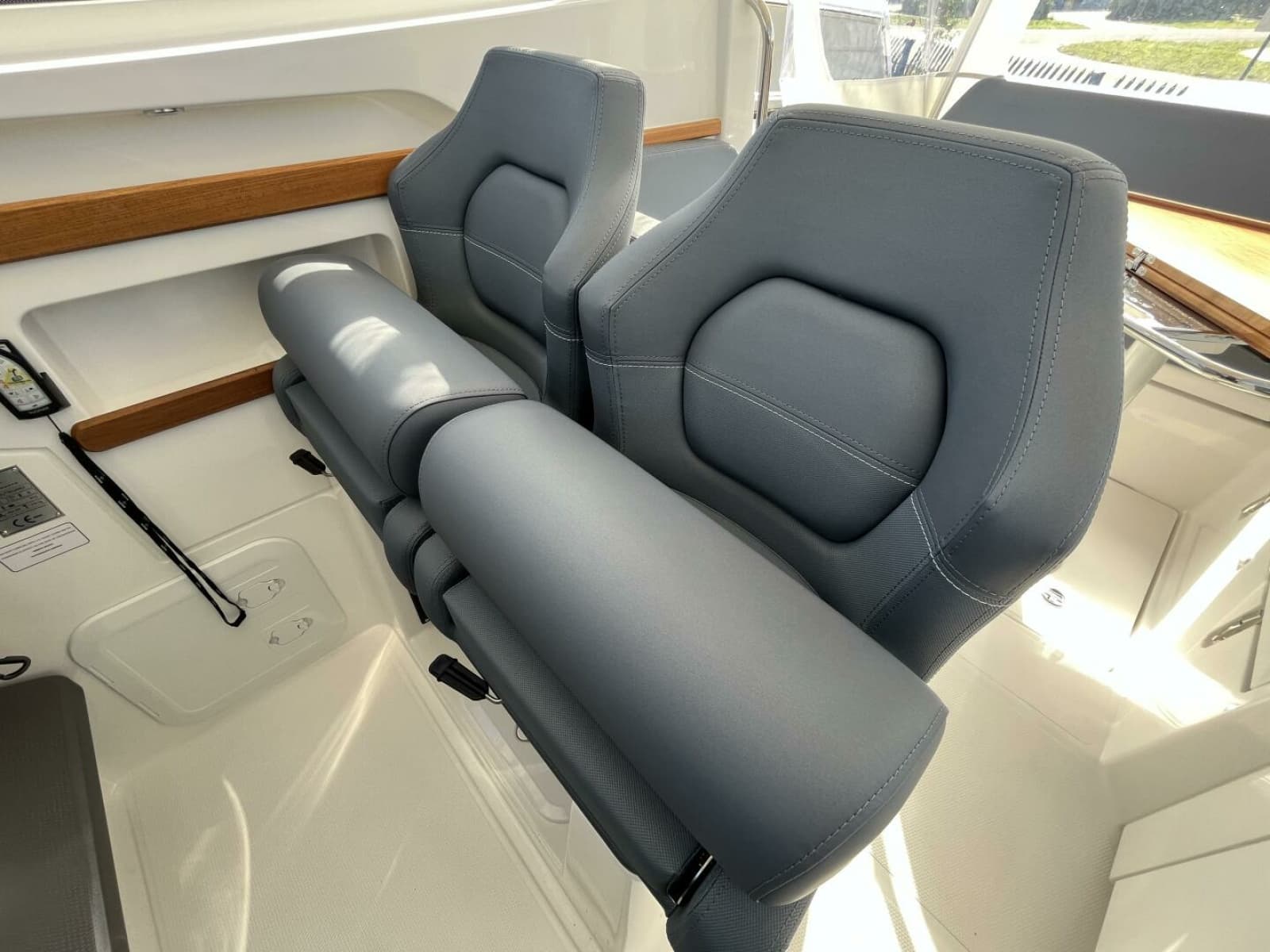 Nimbus Weekender 9 Helm Chairs