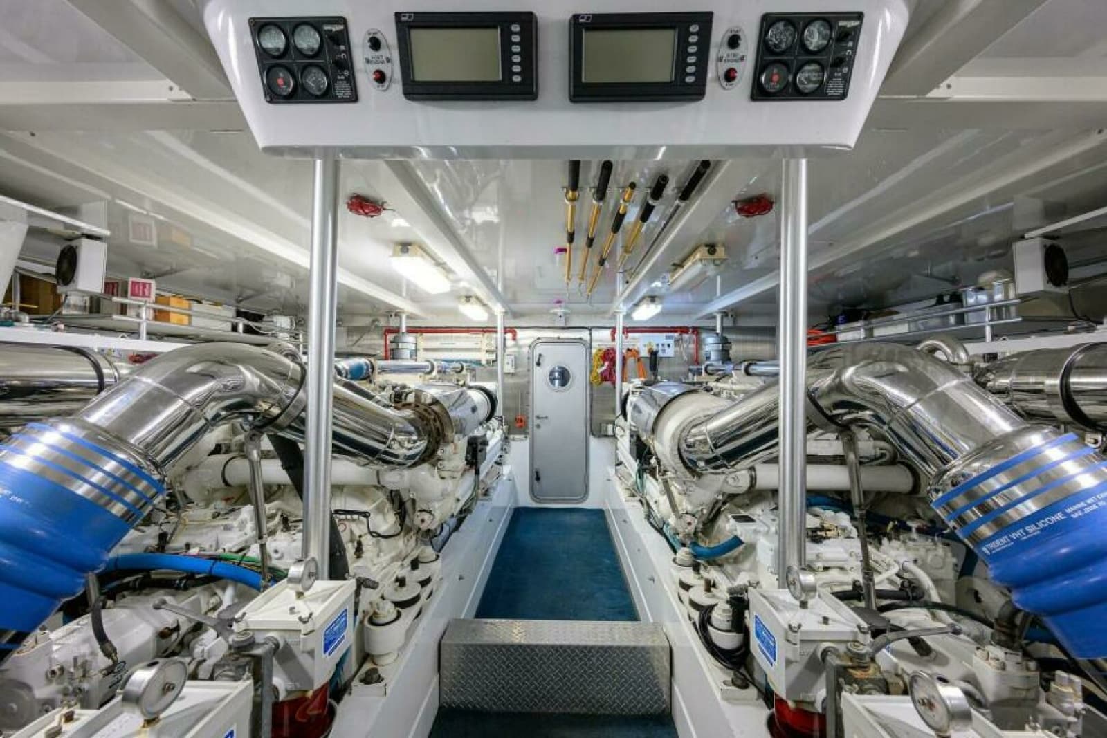 2004 Sea Force IX 82 Enclosed Bridge