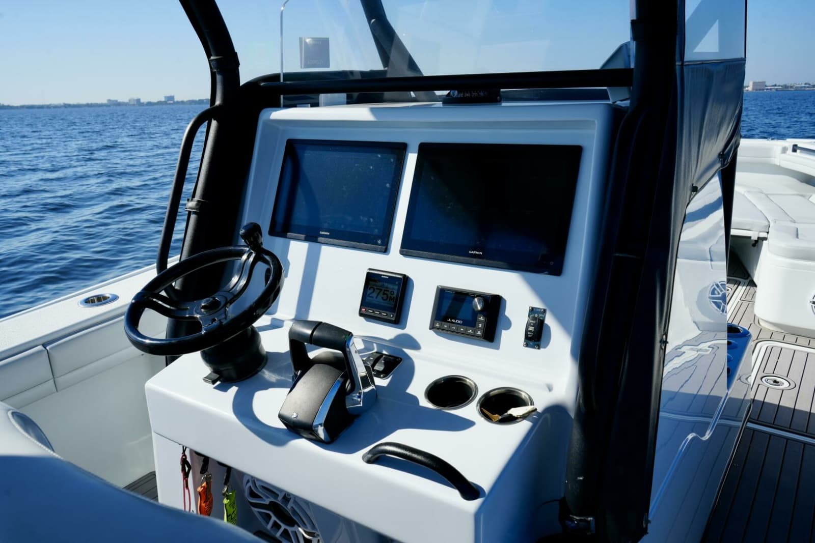 Yellowfin 32 Luhn 32- Helm