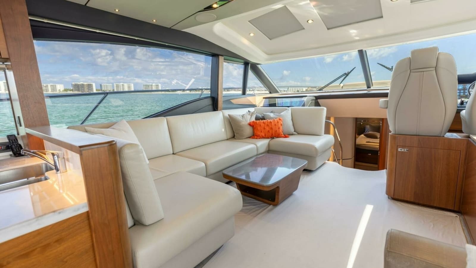 2019 Princess S65-CREWSZING- Salon