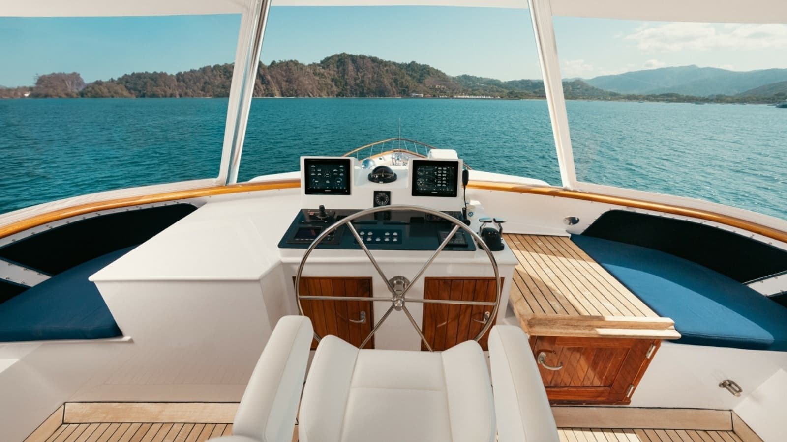 1971 Feadship 101 Flybridge Helm