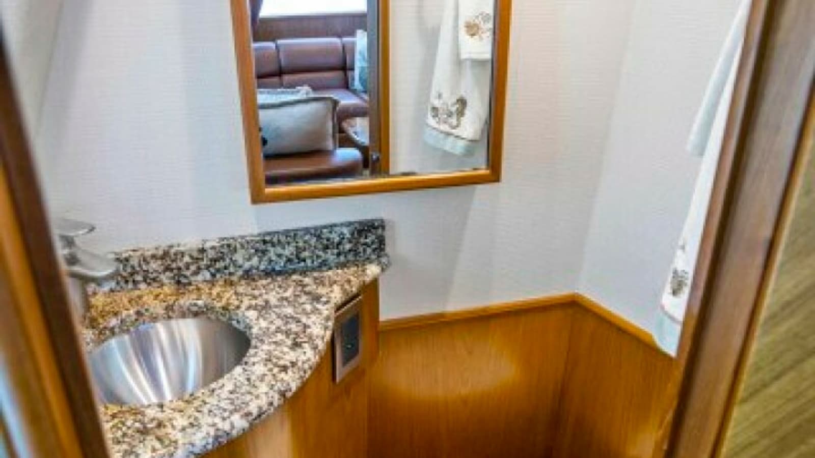 Elegant Guest Head