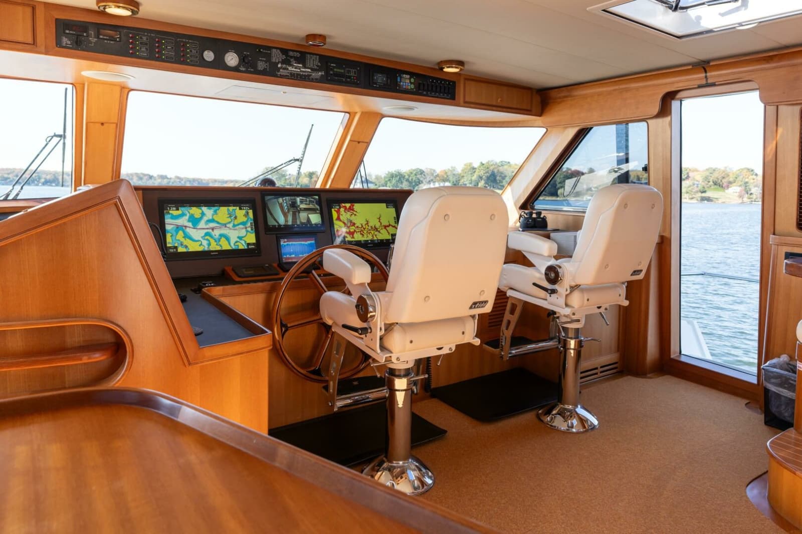 Marlow 72 GRIFFIN - Command Bridge Helm