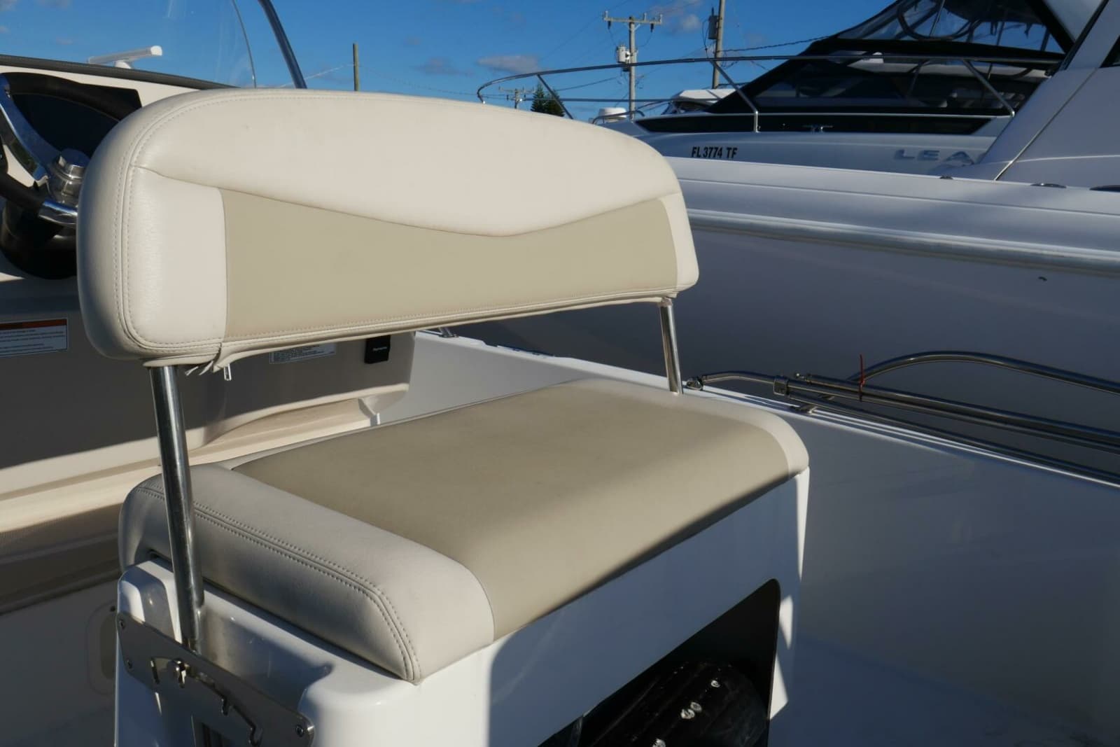 Boston Whaler 31 - CHUCK - Helm Seating