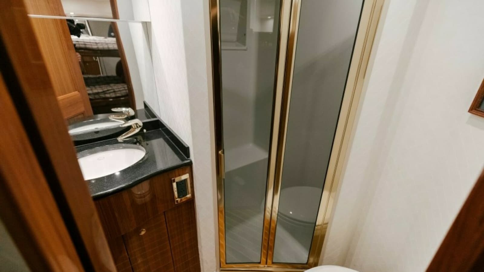 2006 Viking 74 Enclosed Bridge "KickBack" - Bunk Cabin En Suite