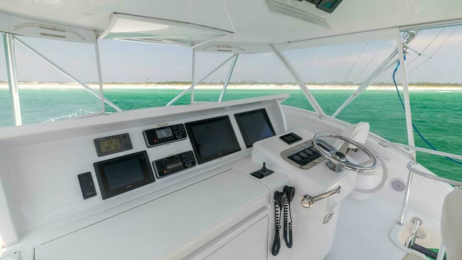 2008 Hatteras 60 Convertible Helm 5