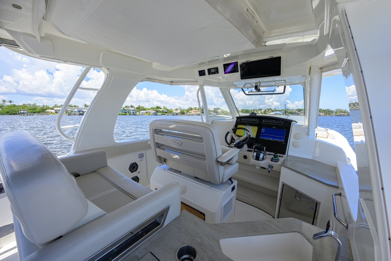 Boston Whaler 35 - DERRYN -  Helm
