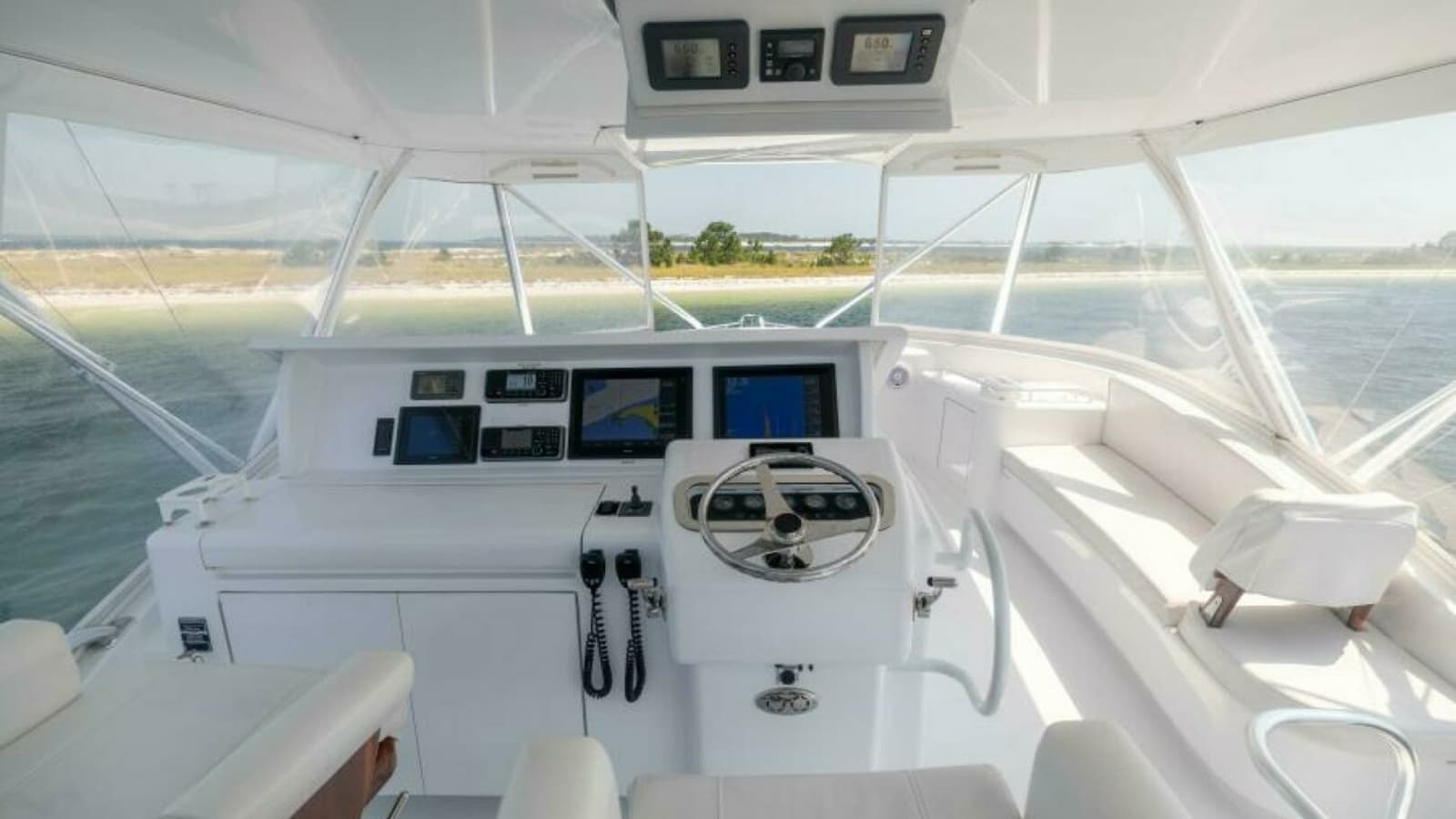 2008 Hatteras 60 Convertible Helm 6