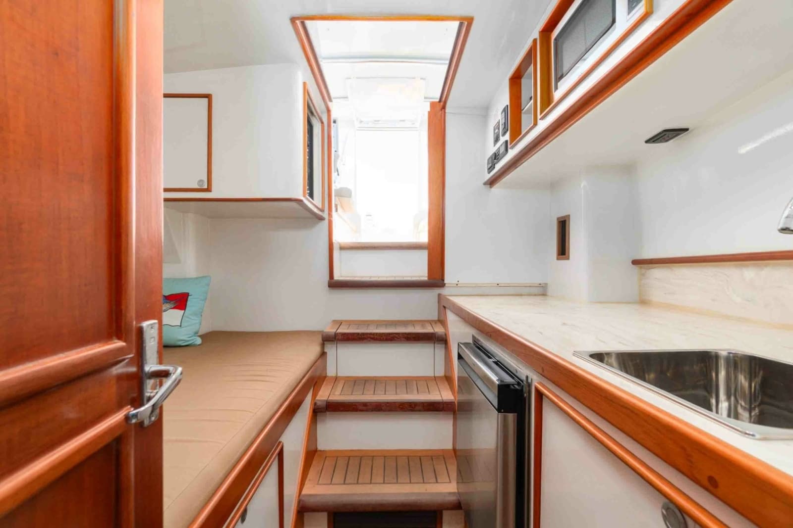 Custom Carolina 41 FLYING  LOW - Interior