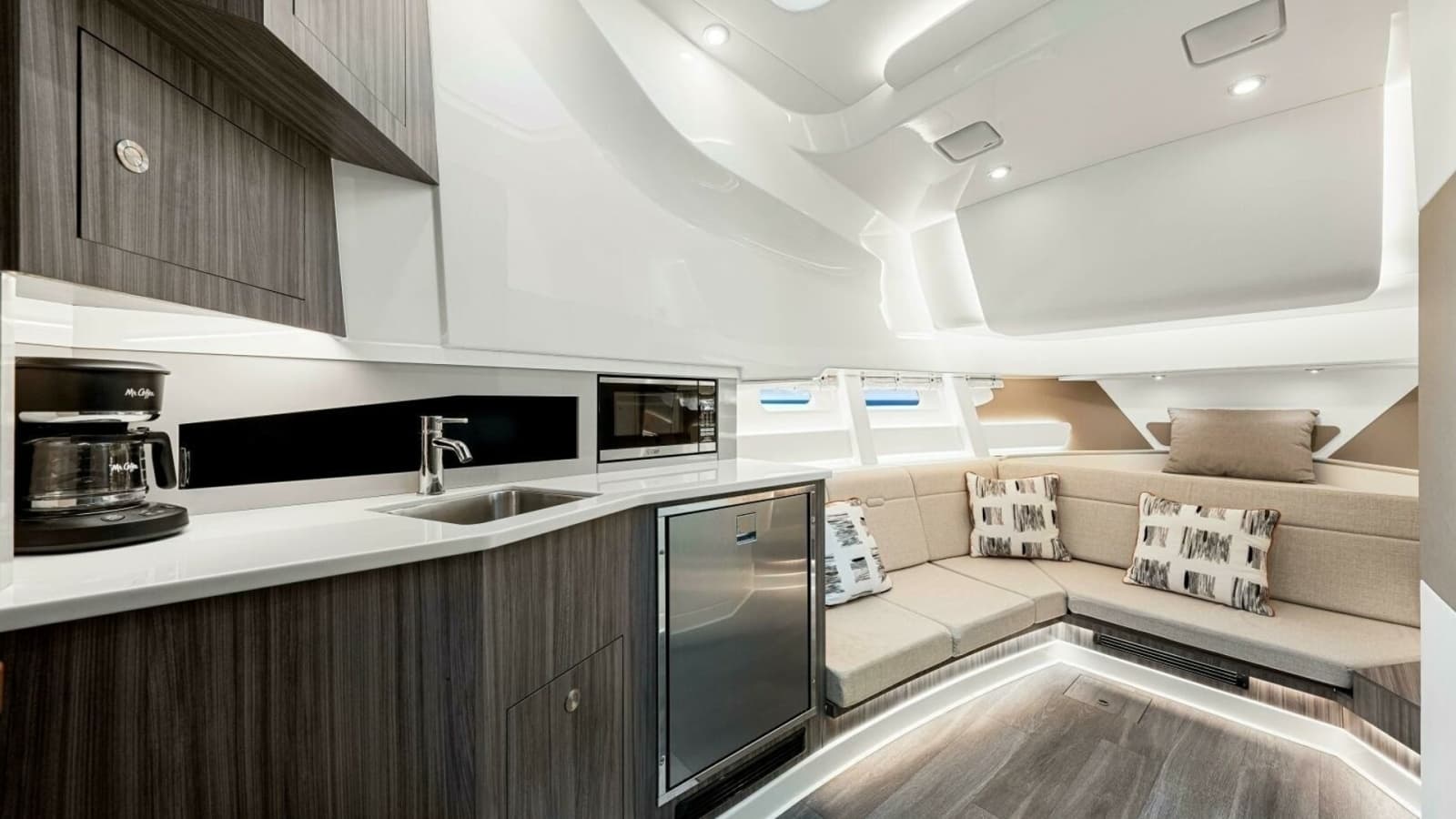 2022 Sea Ray 370 Sundancer