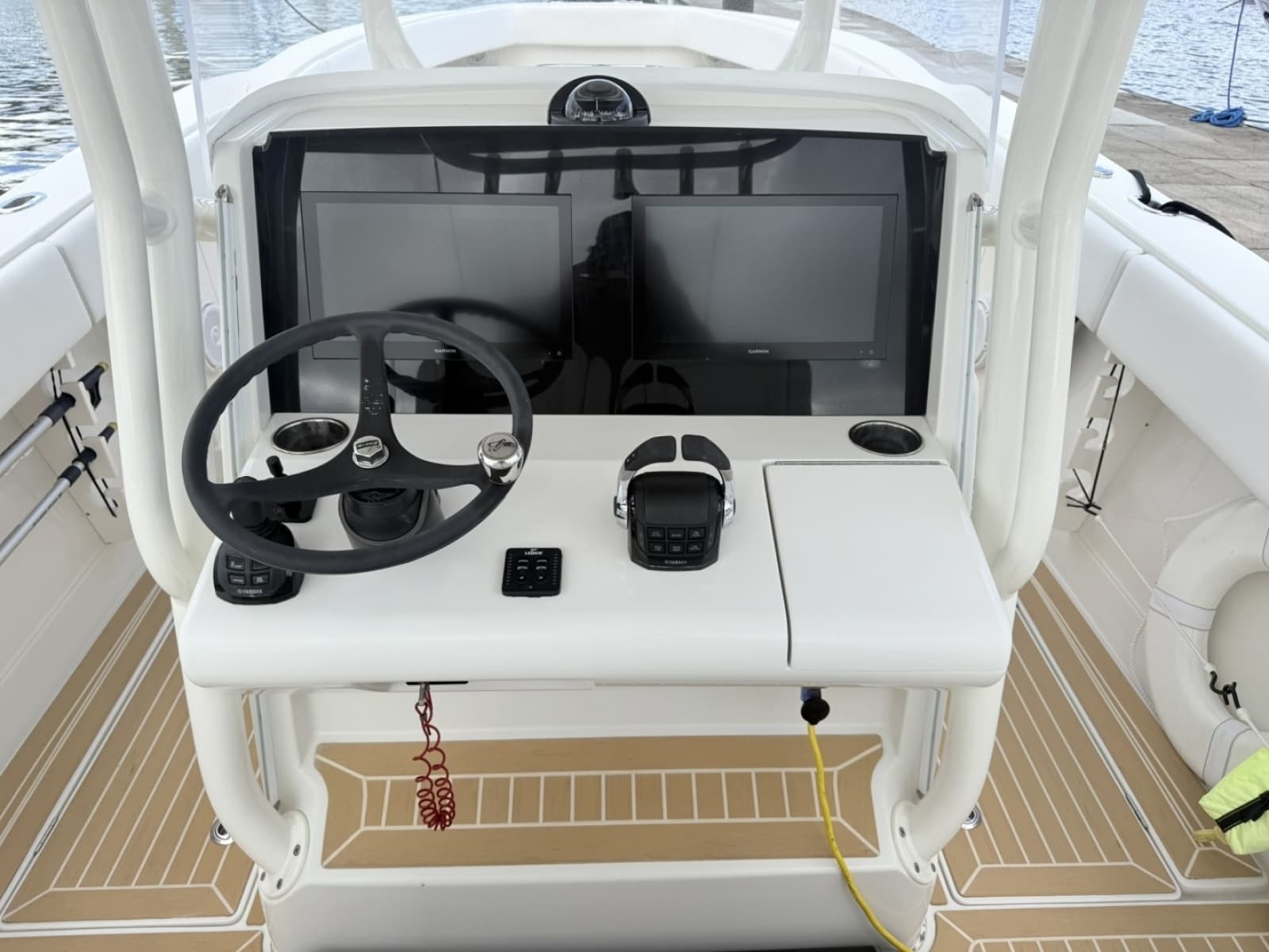 Jupiter 38 - PLAYPEN - Helm