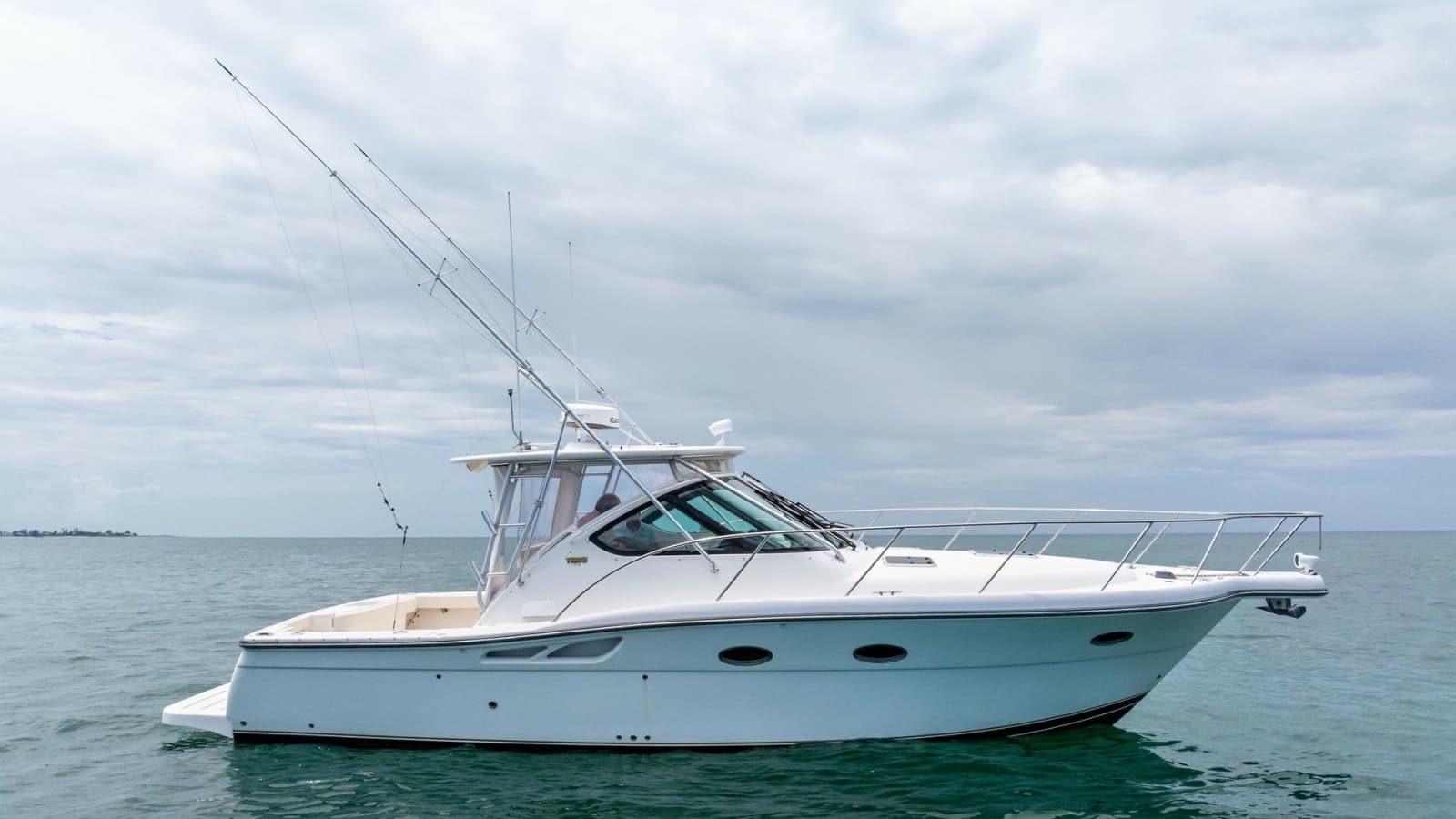 Side Profile of Tiara 32 Open