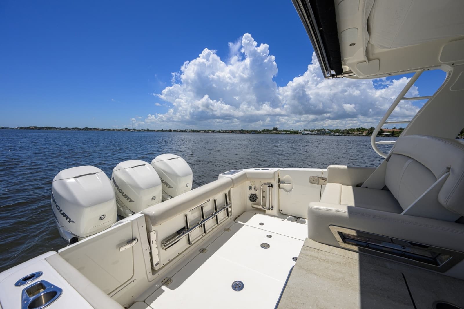 Boston Whaler 35 - DERRYN -  Cockpit
