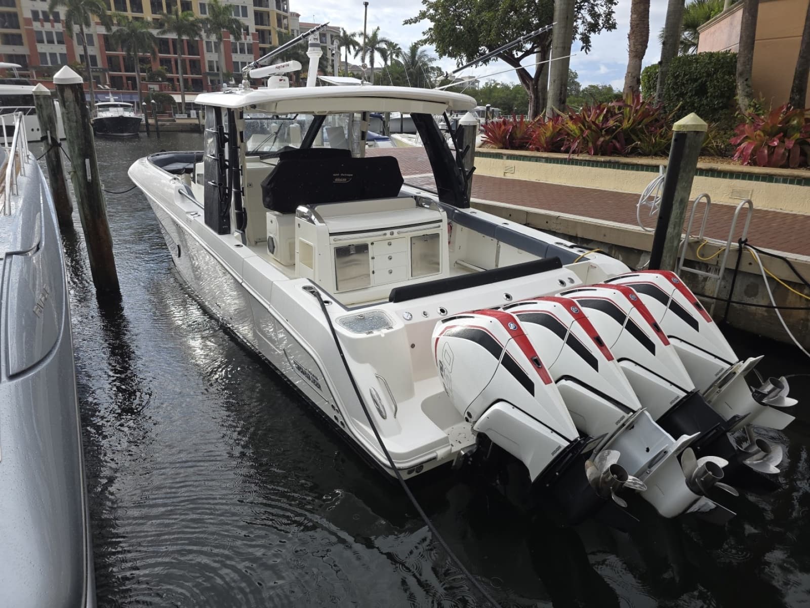2021 Boston Whaler 420 Outrage BFT-Profile