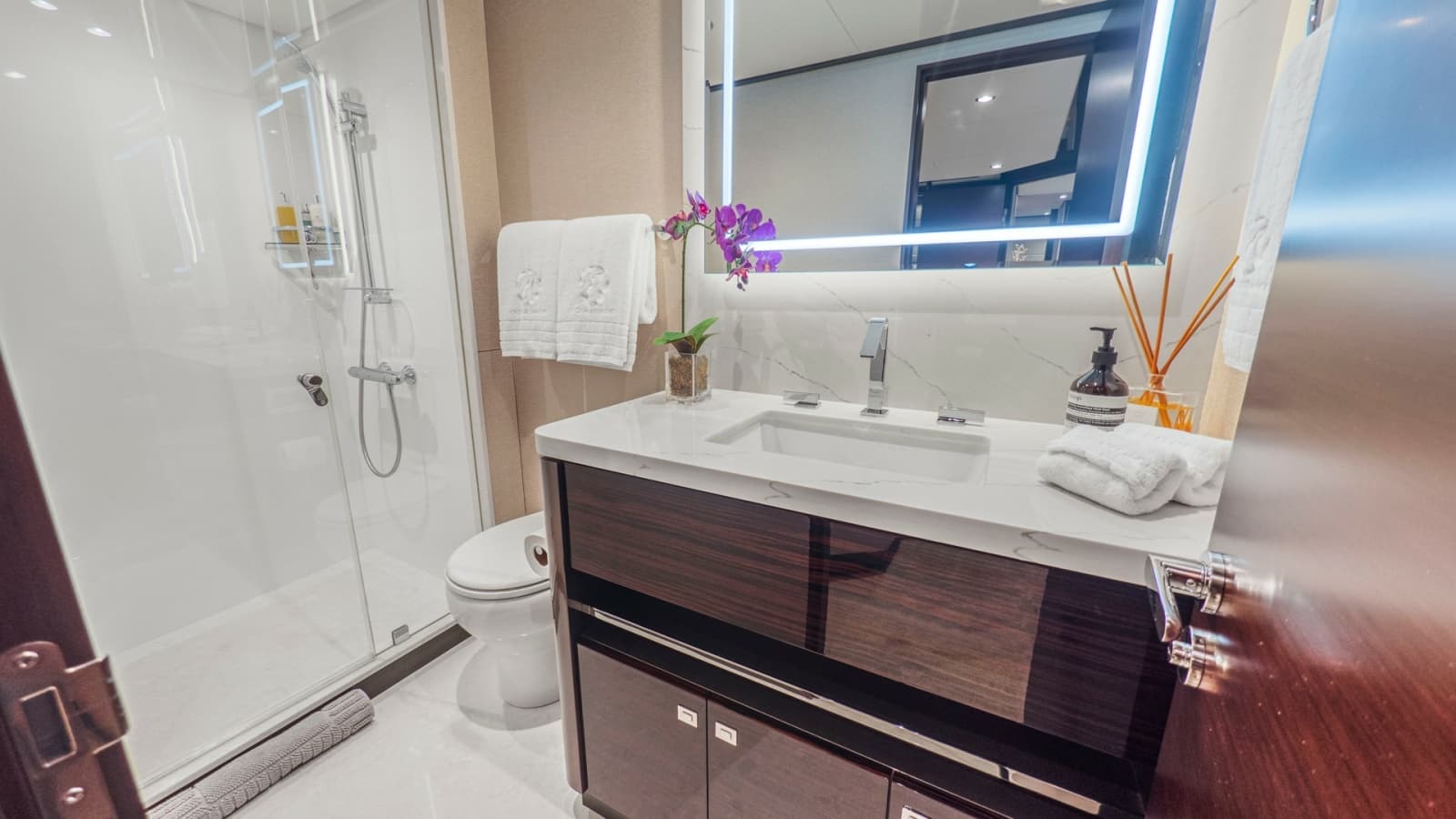 2024 Ocean Alexander 28E "LONE STAR" VIP Stateroom Ensuite Head
