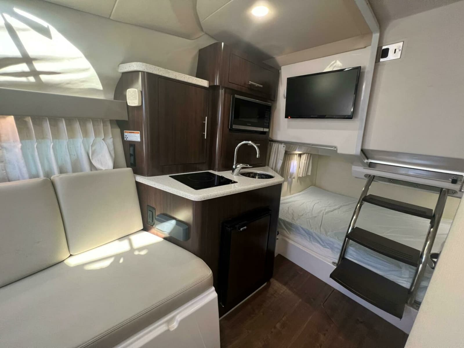 Regal 28 Express-Cabin