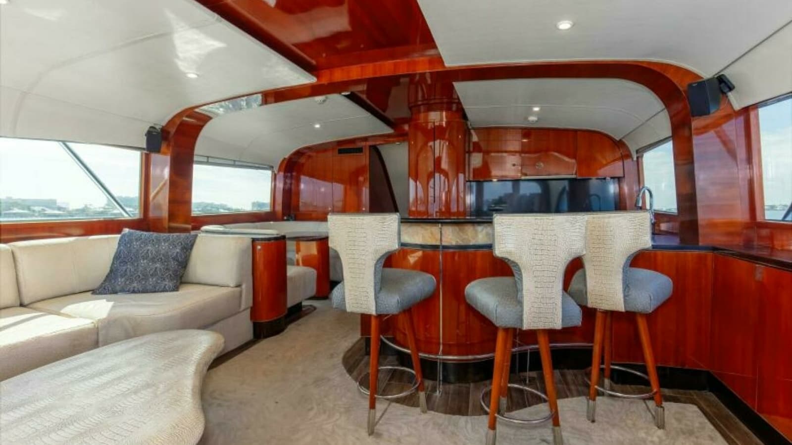 Custom 2004 Ebony - Salon/Dinette