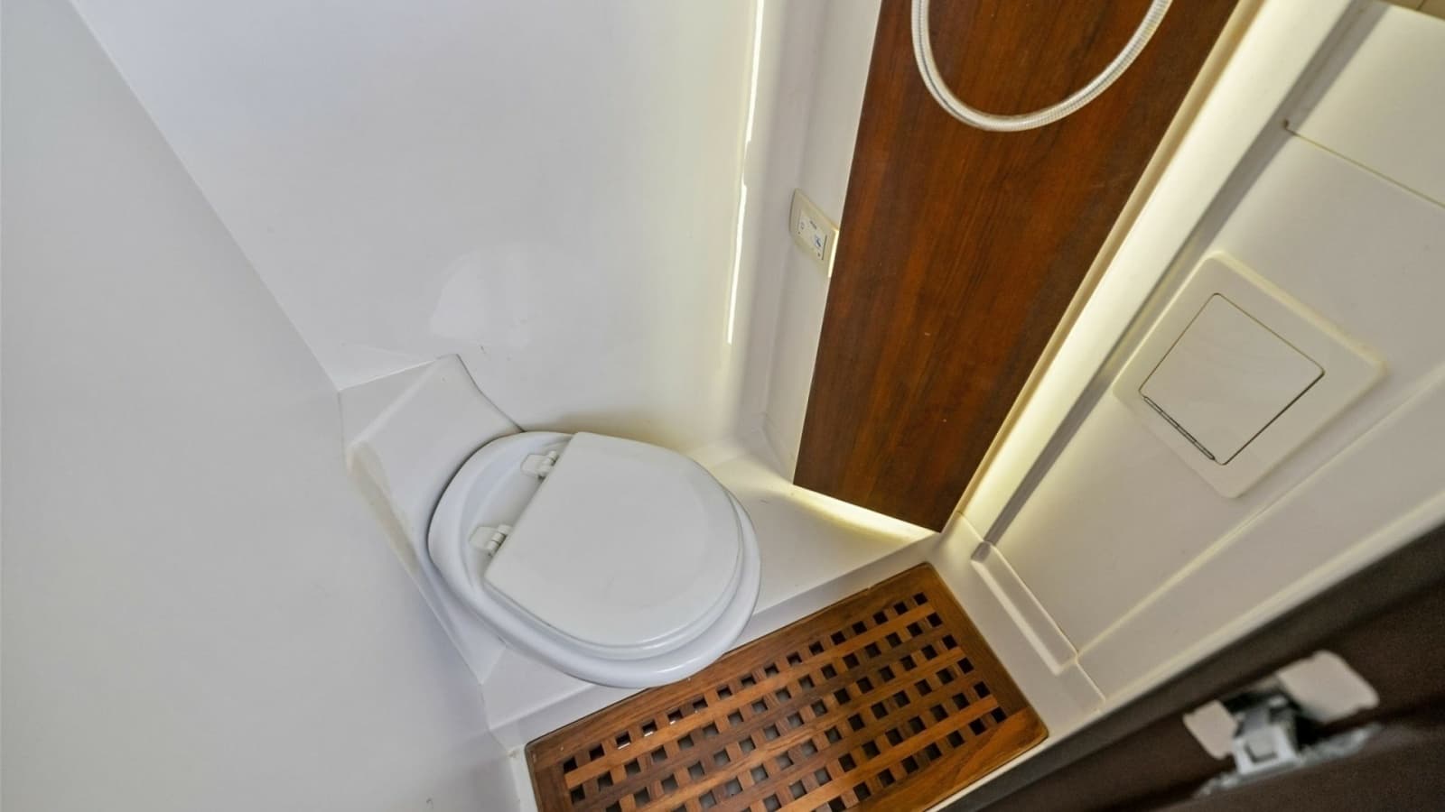 2020 Jupiter 43 SF MENACE Shower