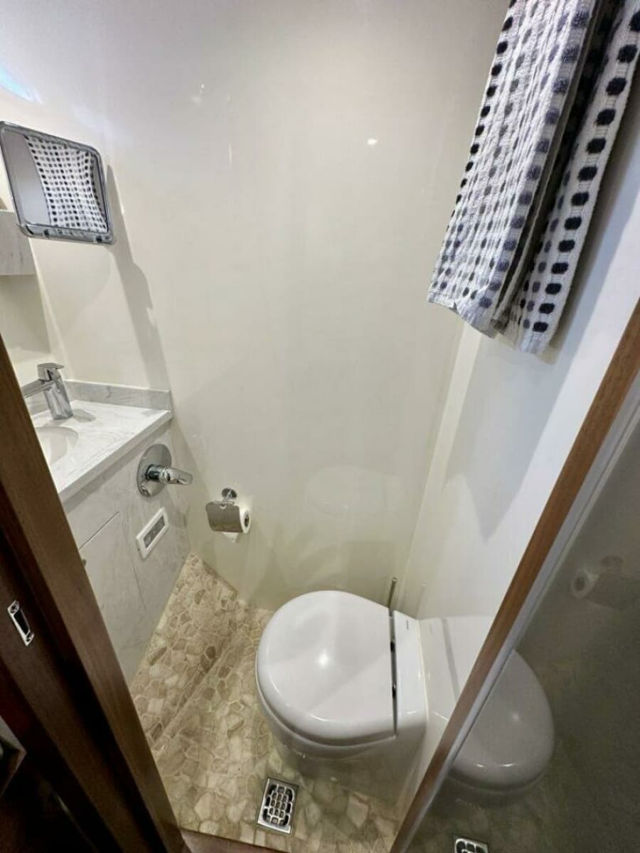 Outer Reef 62 SOUTH  PAWS - Guest Cabin Ensuite Head