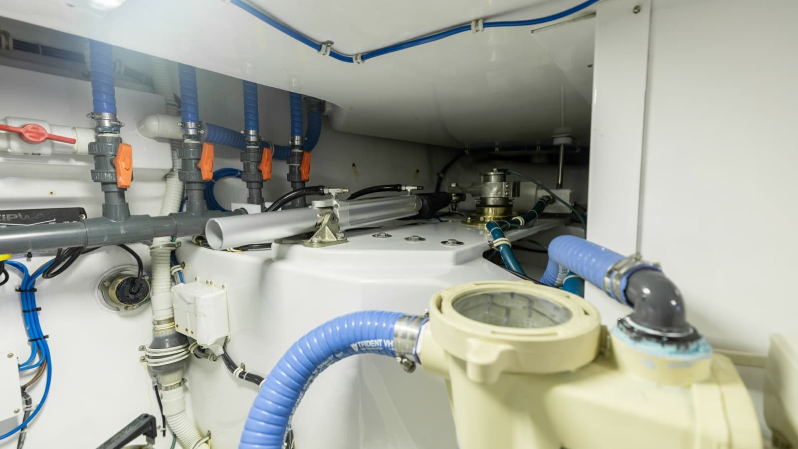 2021 65 Hatteras GT On the DL Engine Room (9)