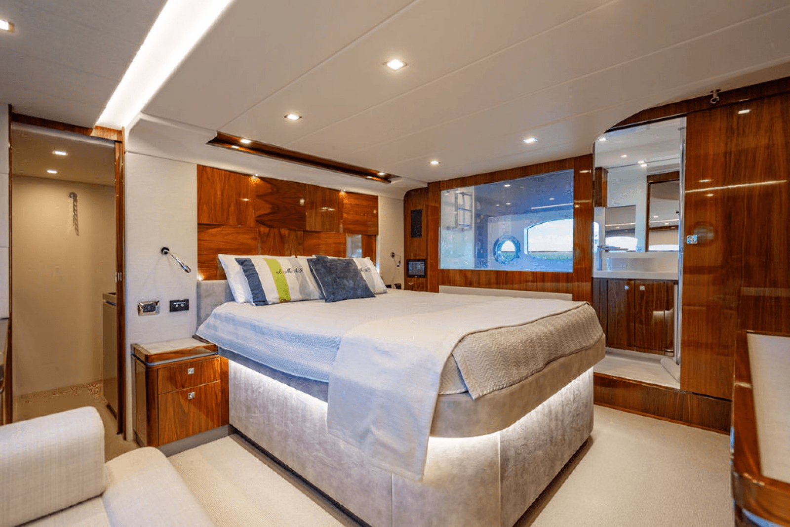 2022 Riviera 6000 Sport Yacht Platinum Edition