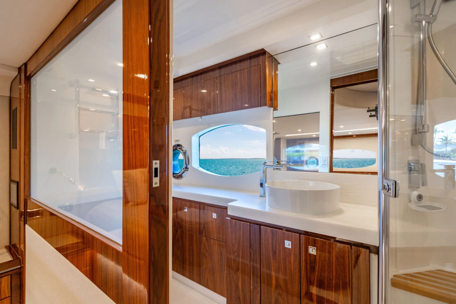 2022 Riviera 6000 Sport Yacht Platinum Edition