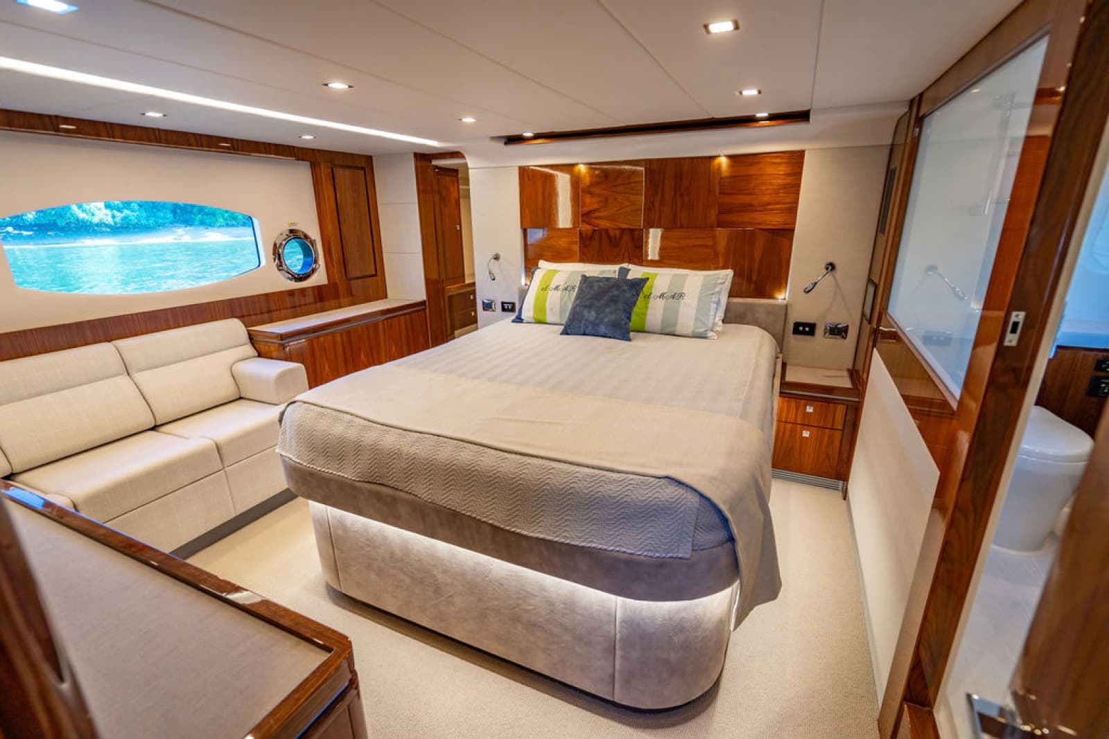 2022 Riviera 6000 Sport Yacht Platinum Edition