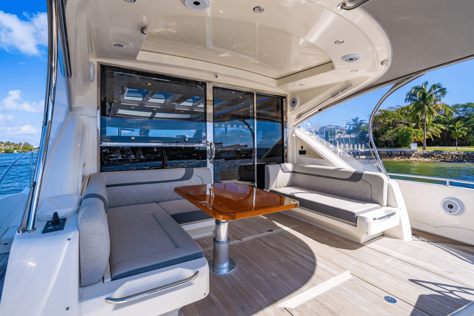 2022 Riviera 6000 Sport Yacht Platinum Edition