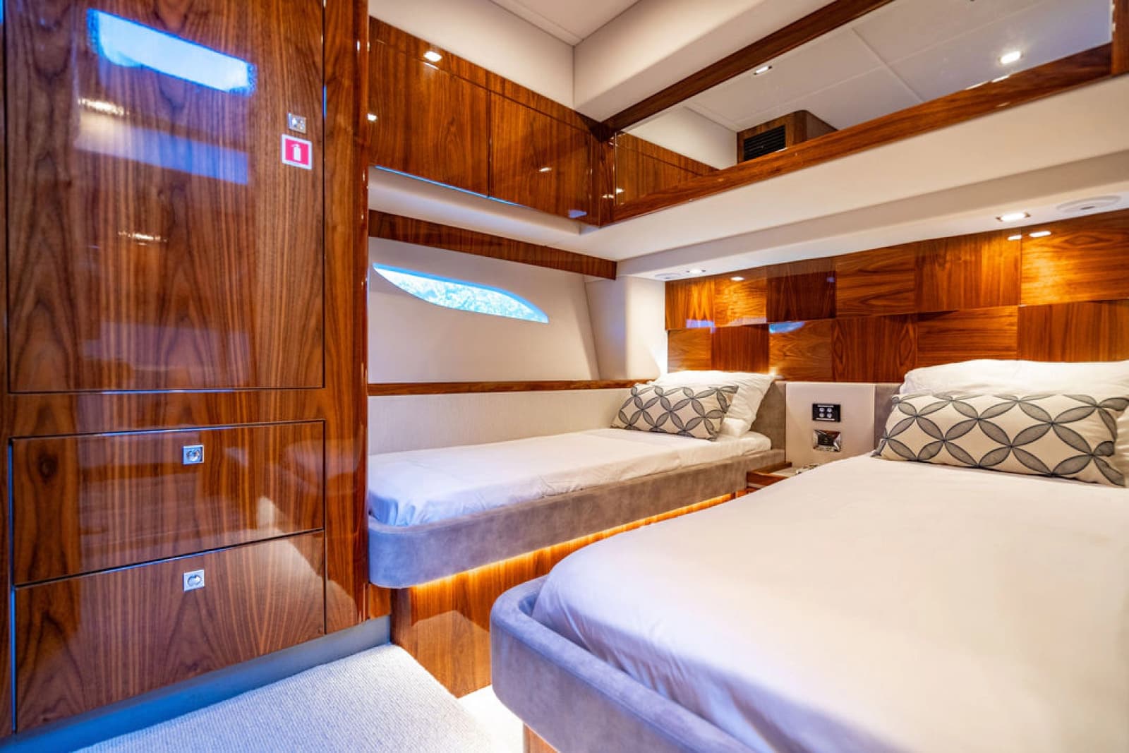 2022 Riviera 6000 Sport Yacht Platinum Edition