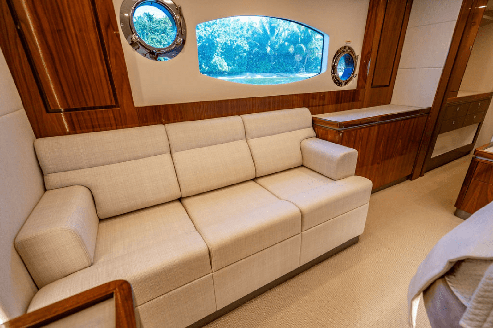 2022 Riviera 6000 Sport Yacht Platinum Edition