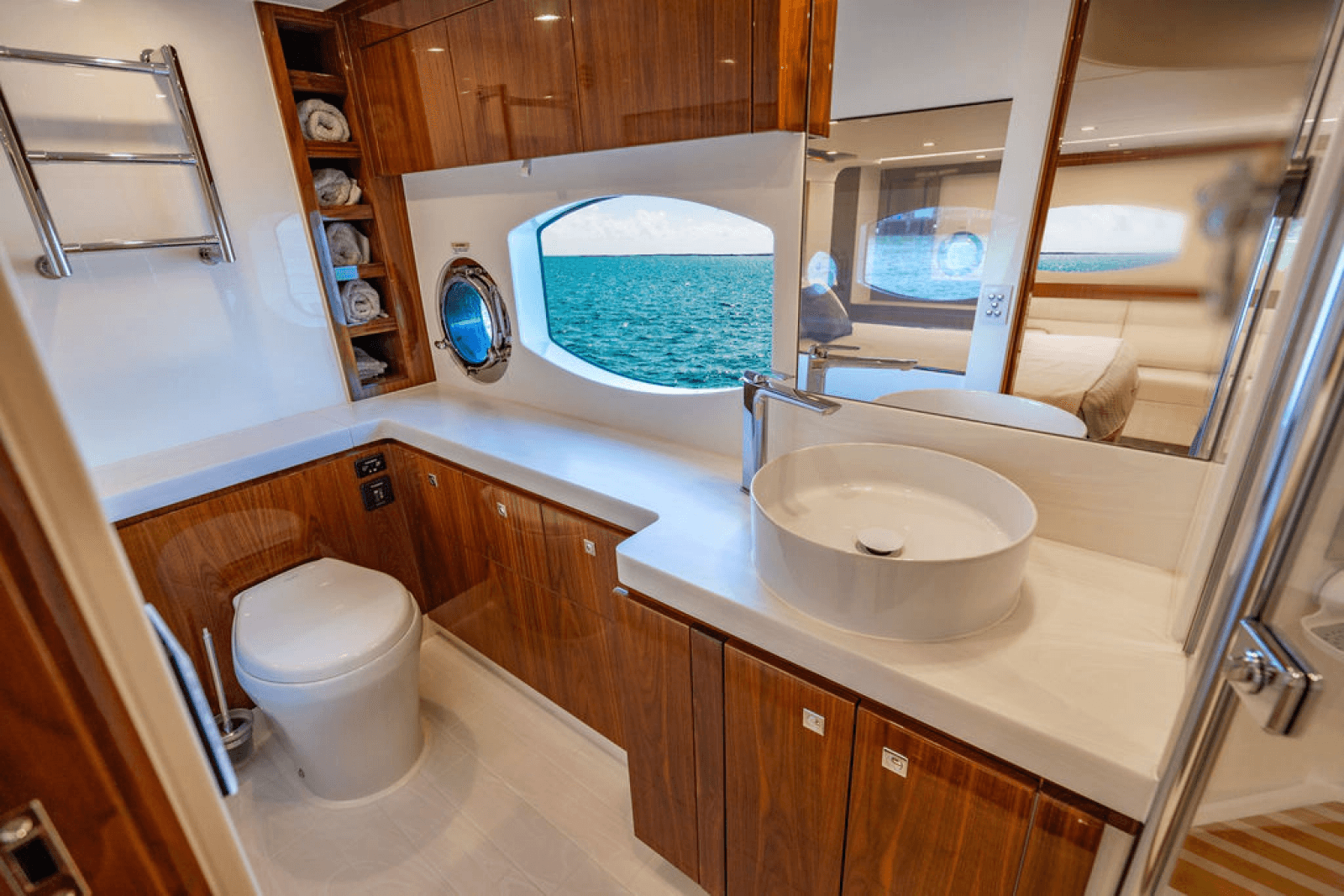 2022 Riviera 6000 Sport Yacht Platinum Edition