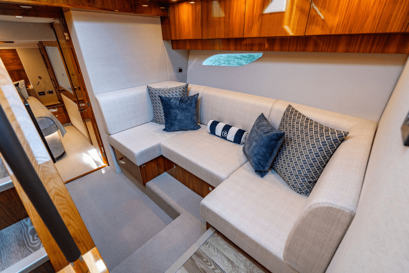 2022 Riviera 6000 Sport Yacht Platinum Edition