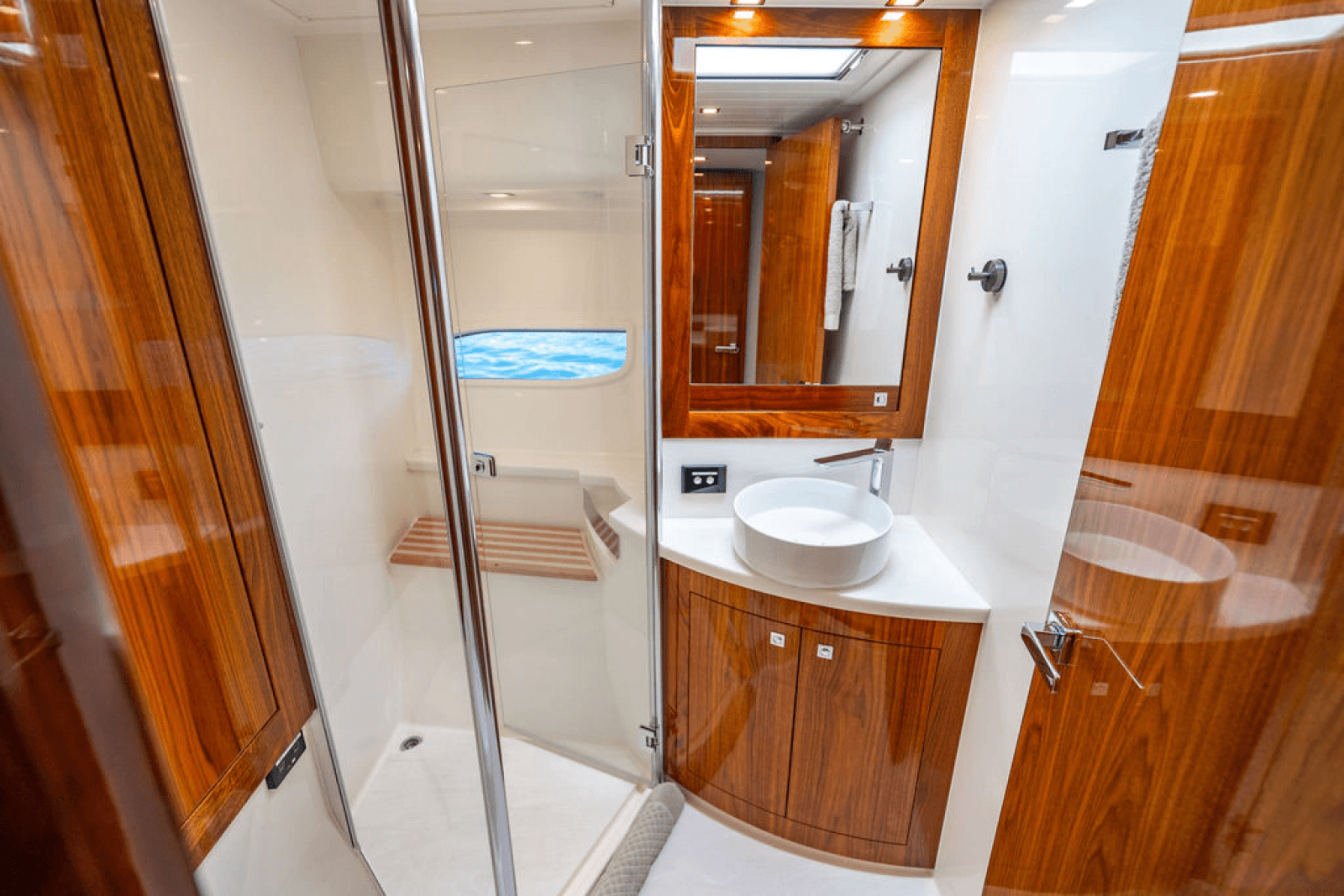 2022 Riviera 6000 Sport Yacht Platinum Edition