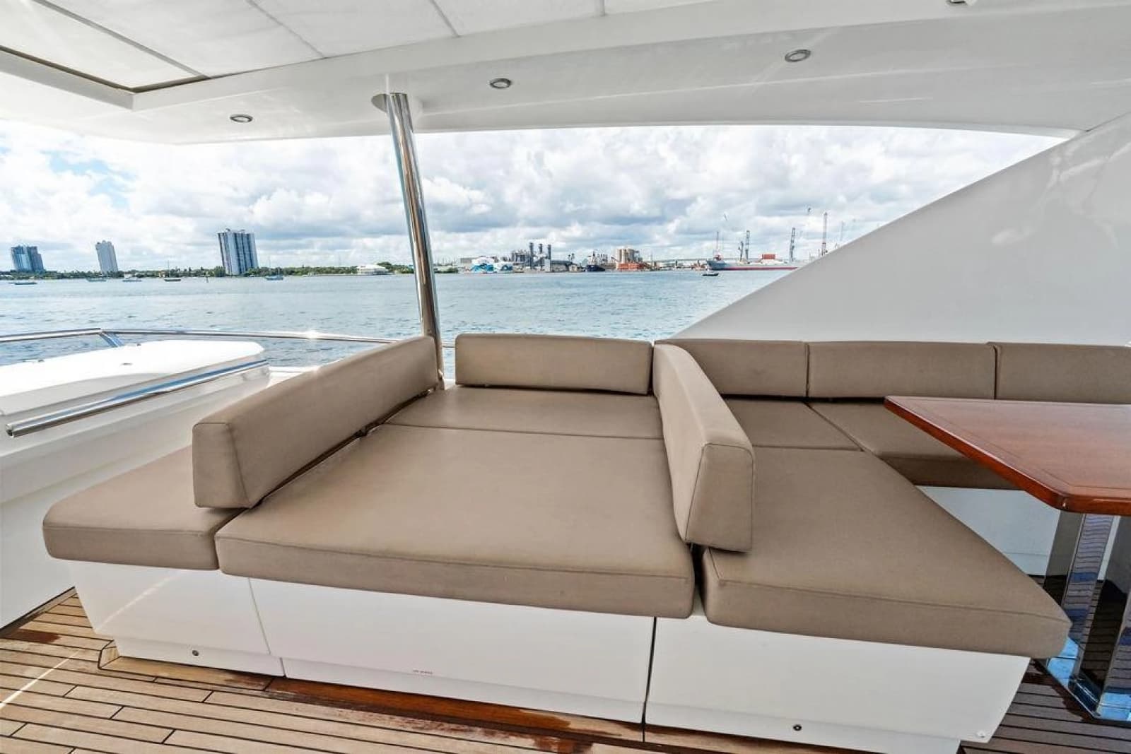 2016 Prestige 750