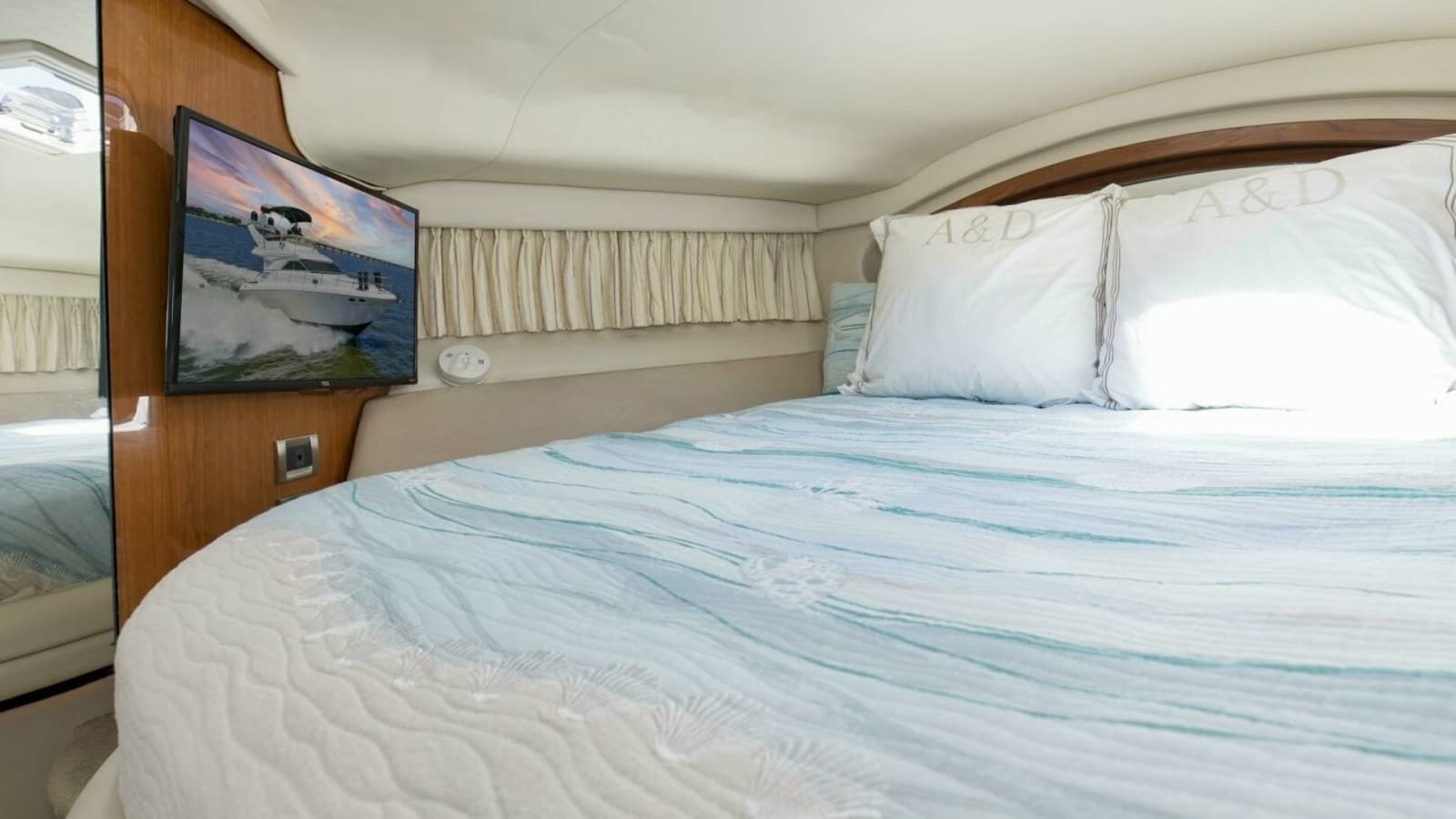 2000 40 Sea Ray 400 Sedan Bridge Silver Lining Primary Stateroom (1)