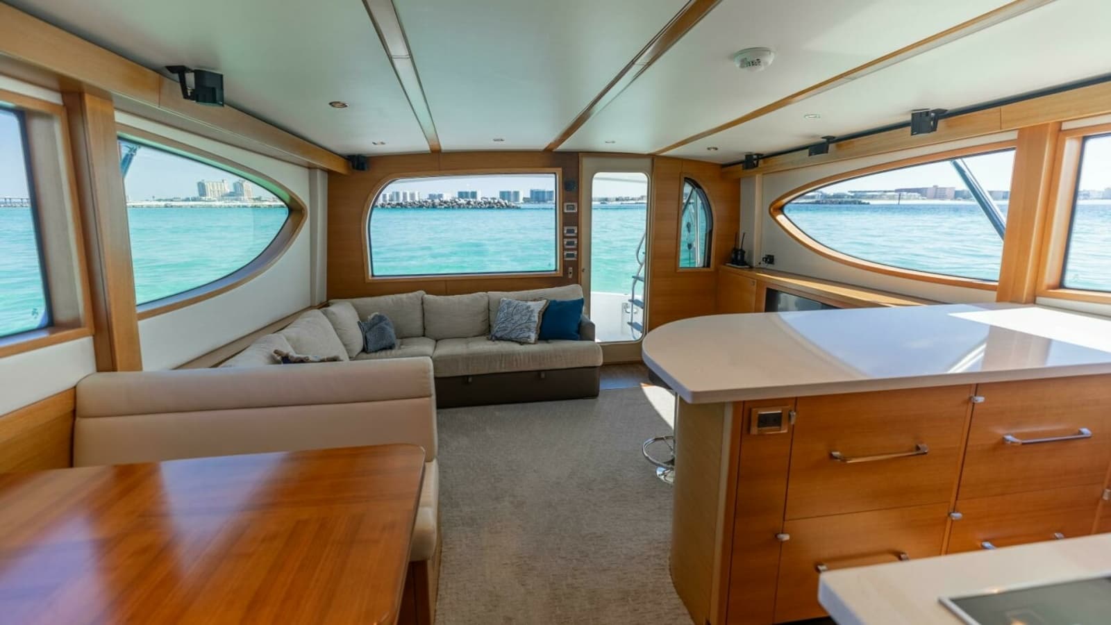2016 Hatteras GT60 KNOT ON CALL Salon 4