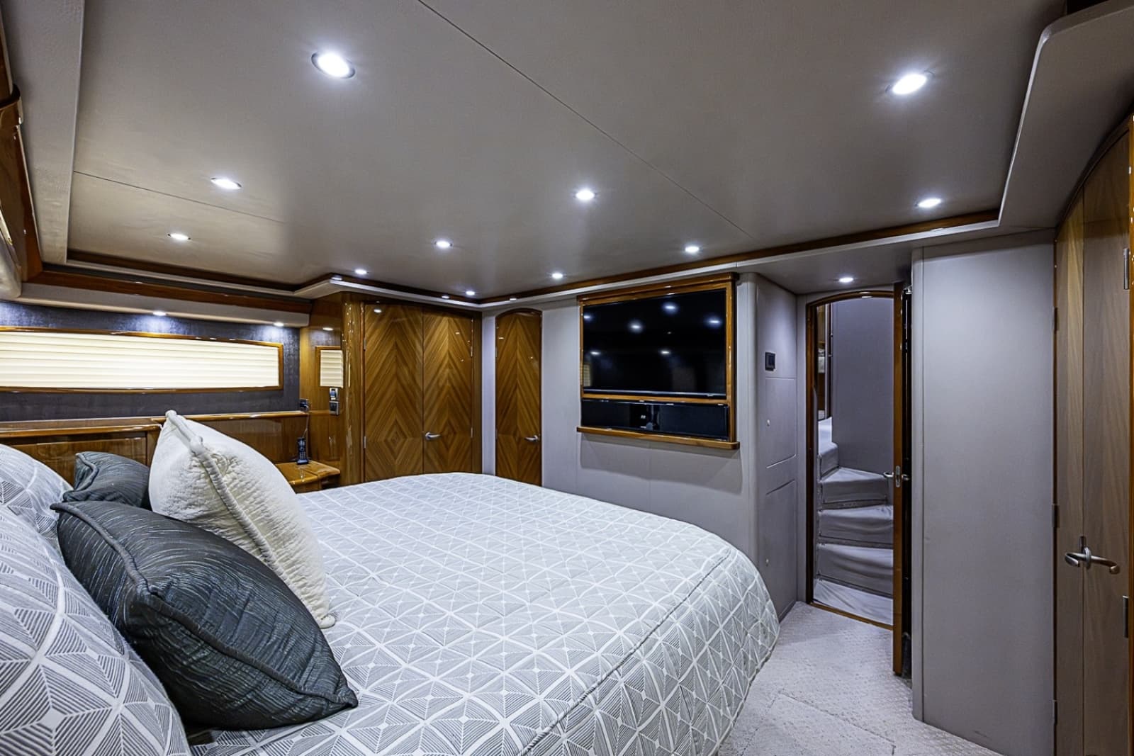 2011 Viking 76 Enclosed Bridge