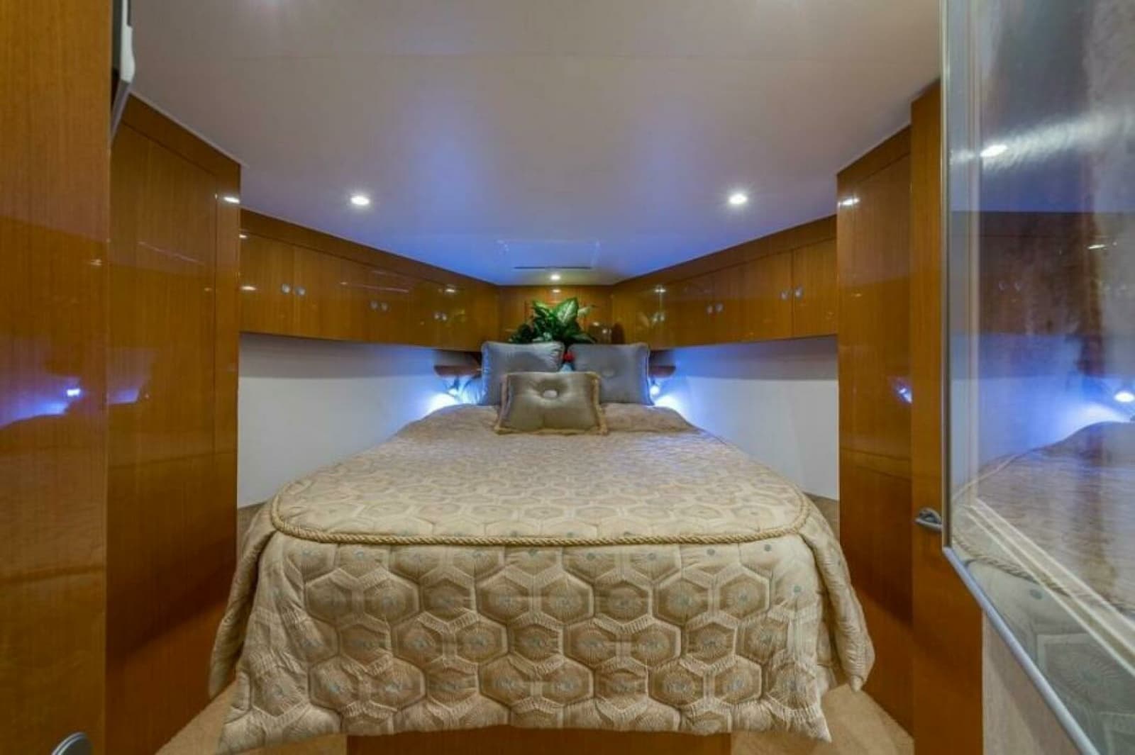 Post 53 - Ros Lyn - VIP Stateroom