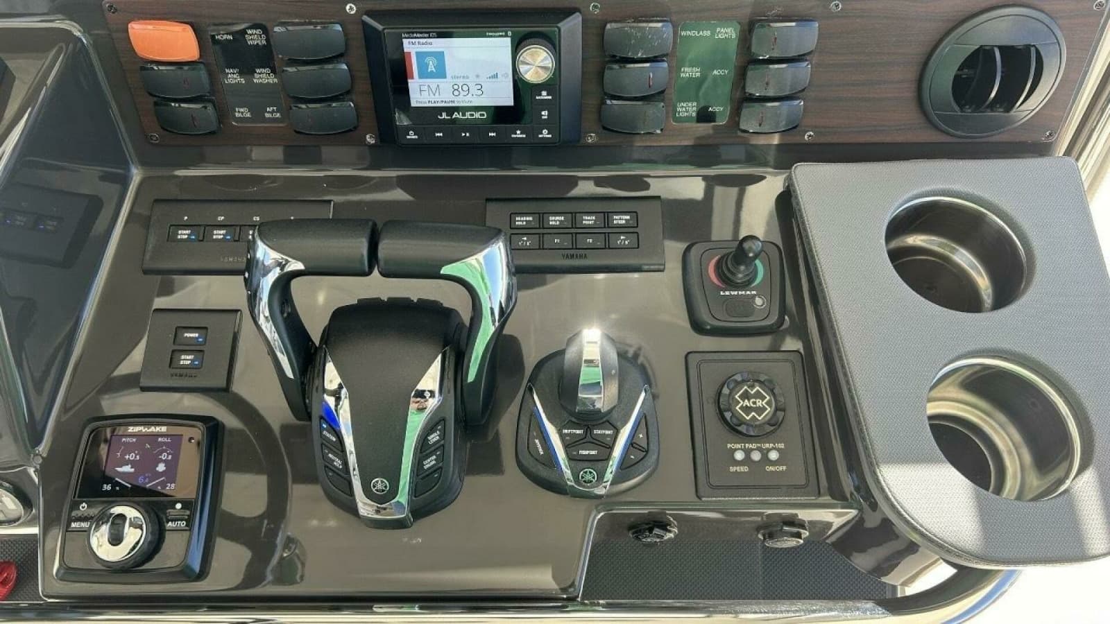 Pursuit 42 - Happy Hour - Helm