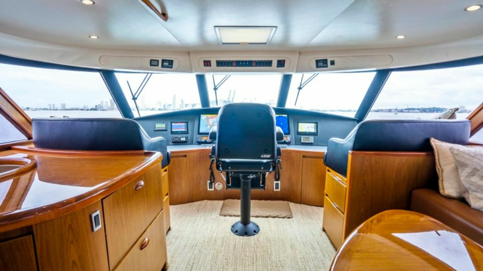 Enclosed Bridge Helm Station