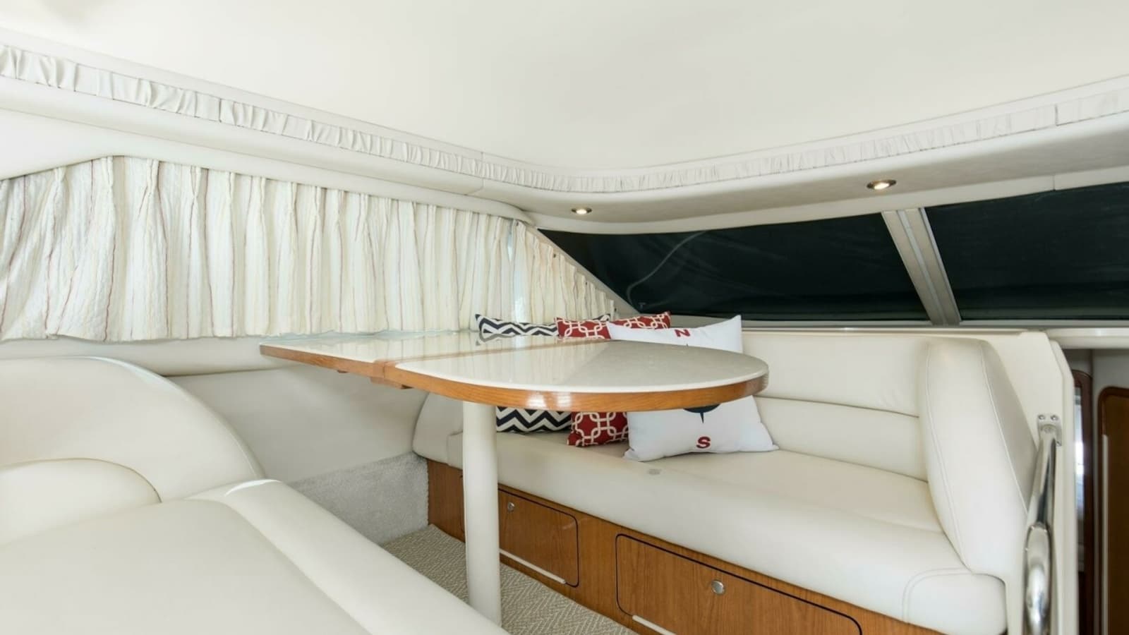 2000 40 Sea Ray 400 Sedan Bridge Silver Lining Dining