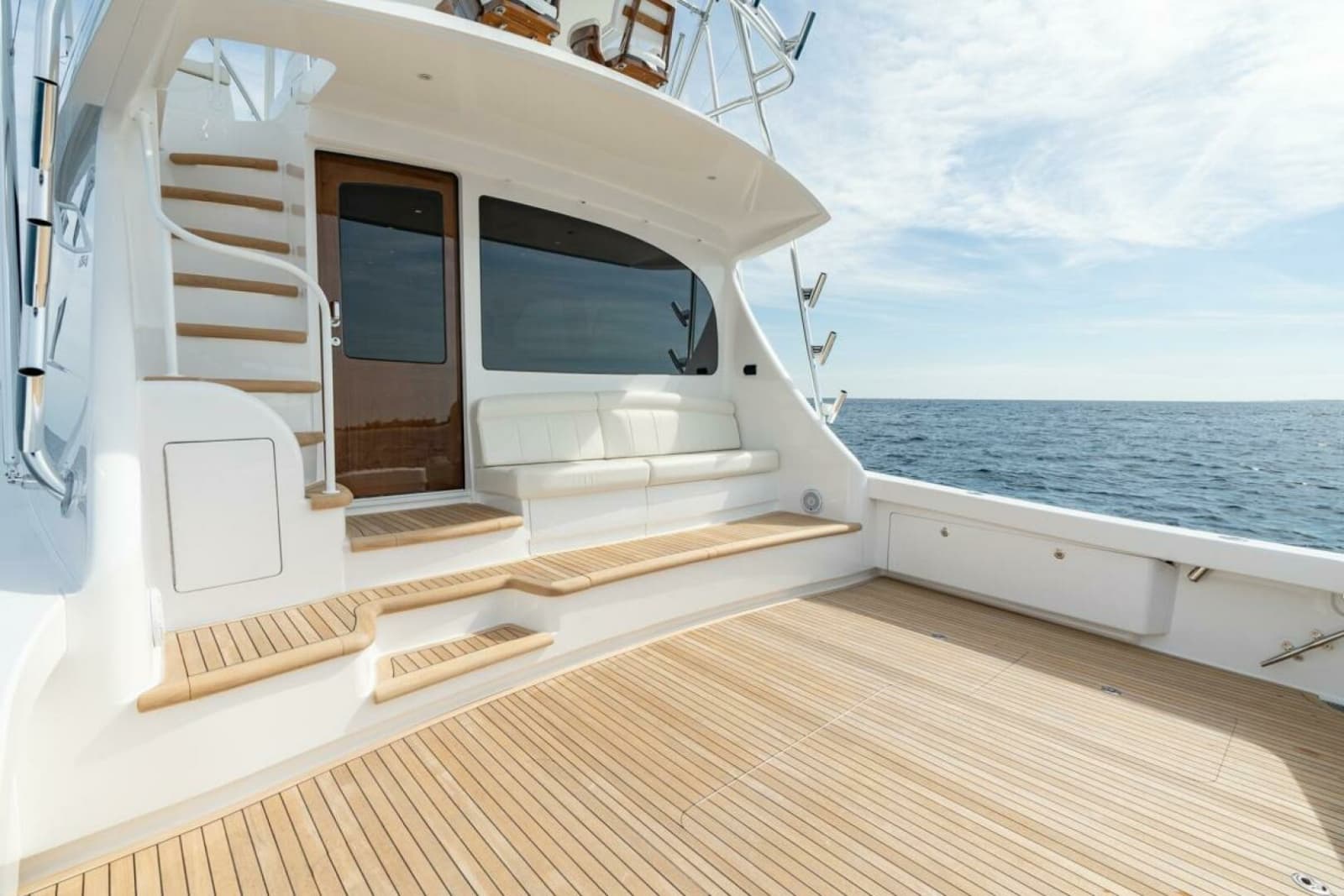 Viking 64 - Cockpit/Mezzanine