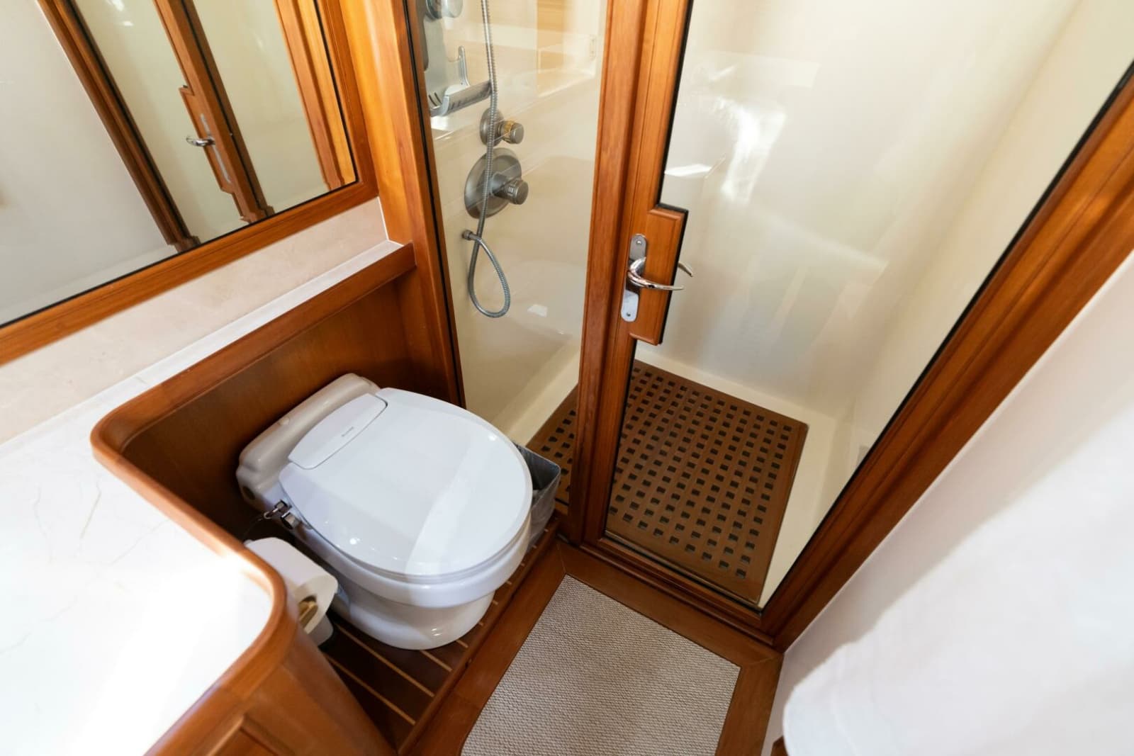 Marlow 72 GRIFFIN - Master Stateroom Ensuite Head