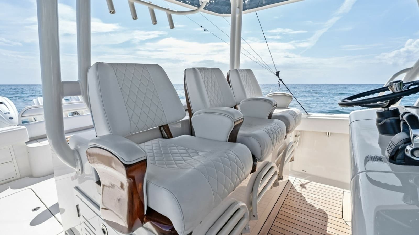 2020 Jupiter 43 SF MENACE Helm Seating
