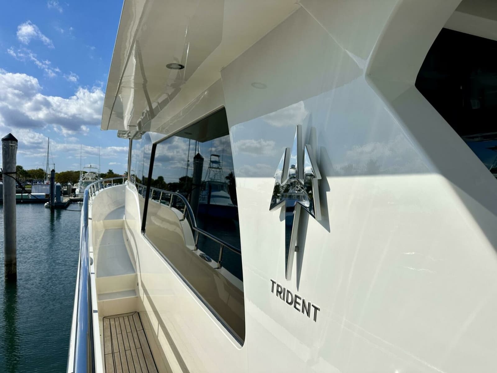 Outer Reef 62 SOUTH  PAWS - Exterior Port